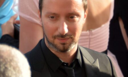 Anthony Vaccarello, diretor criativo da Saint Laurent por dez anos, deixa o comando da grife francesa em meio à reestruturação do grupo Kering e às mudanças no mercado de luxo.