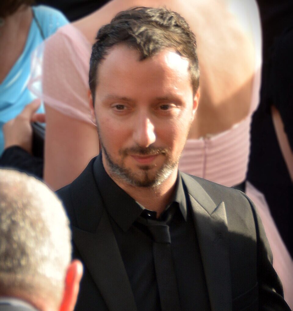 Anthony Vaccarello, diretor criativo da Saint Laurent por dez anos, deixa o comando da grife francesa em meio à reestruturação do grupo Kering e às mudanças no mercado de luxo.