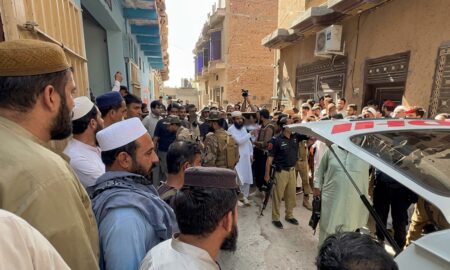 Equipes de resgate trabalham no local do desabamento de uma escola privada em Peshawar, no Paquistão