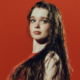 Summer H. Howell, atriz que interpreta "Carrie, a Estranha" (Foto: Jonny Marlow/Who What Wear)