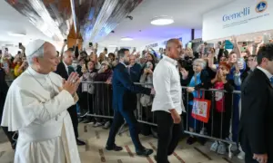 Papa Leão 14 chegando ao Hospital Universitário Gemelli, em Roma, antes da cirurgia para remover um nódulo do pulmão (Foto: Reprodução/Mídia do Vaticano)