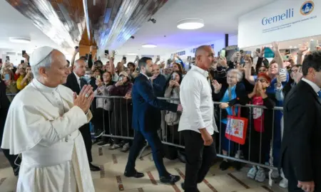Papa Leão 14 chegando ao Hospital Universitário Gemelli, em Roma, antes da cirurgia para remover um nódulo do pulmão (Foto: Reprodução/Mídia do Vaticano)