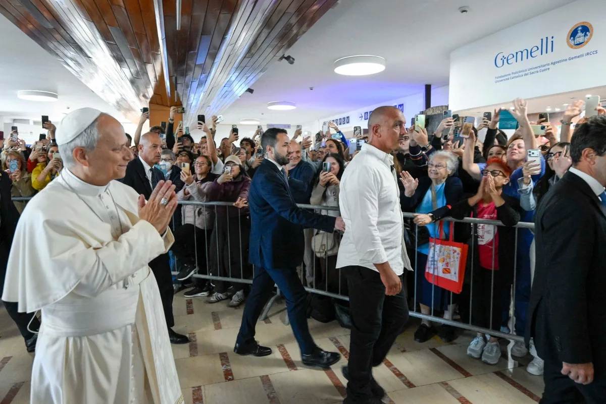 Papa Leão 14 chegando ao Hospital Universitário Gemelli, em Roma, antes da cirurgia para remover um nódulo do pulmão (Foto: Reprodução/Mídia do Vaticano)