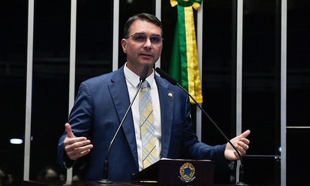 Flávio Bolsonaro afirma que pretende mudar a Constituição caso seja eleito e destaca avanço da direita no Congresso após as eleições de 2026.