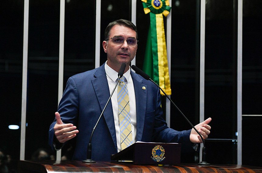 Flávio Bolsonaro afirma que pretende mudar a Constituição caso seja eleito e destaca avanço da direita no Congresso após as eleições de 2026.