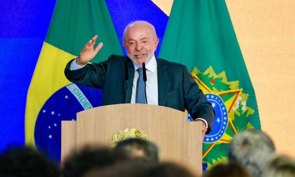 Lula anuncia proposta de criação do Pé-de-Meia para estudantes universitários durante a campanha eleitoral.