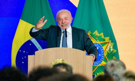 Lula anuncia proposta de criação do Pé-de-Meia para estudantes universitários durante a campanha eleitoral.
