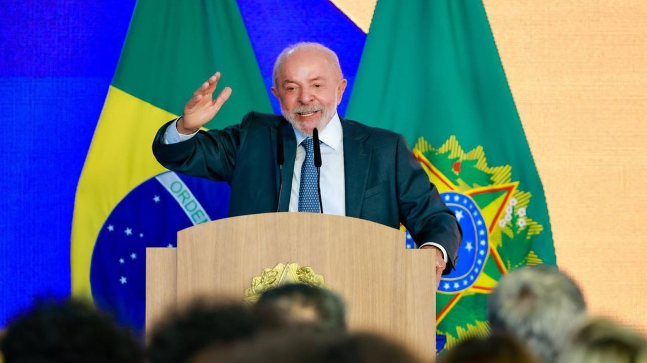 Lula anuncia proposta de criação do Pé-de-Meia para estudantes universitários durante a campanha eleitoral.